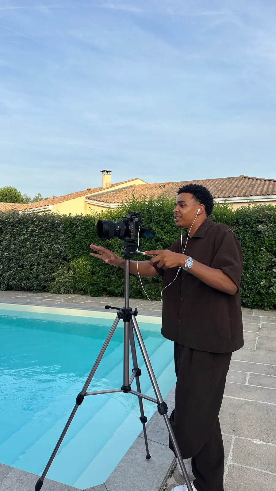 Caméra sur trépied au bord d'une piscine