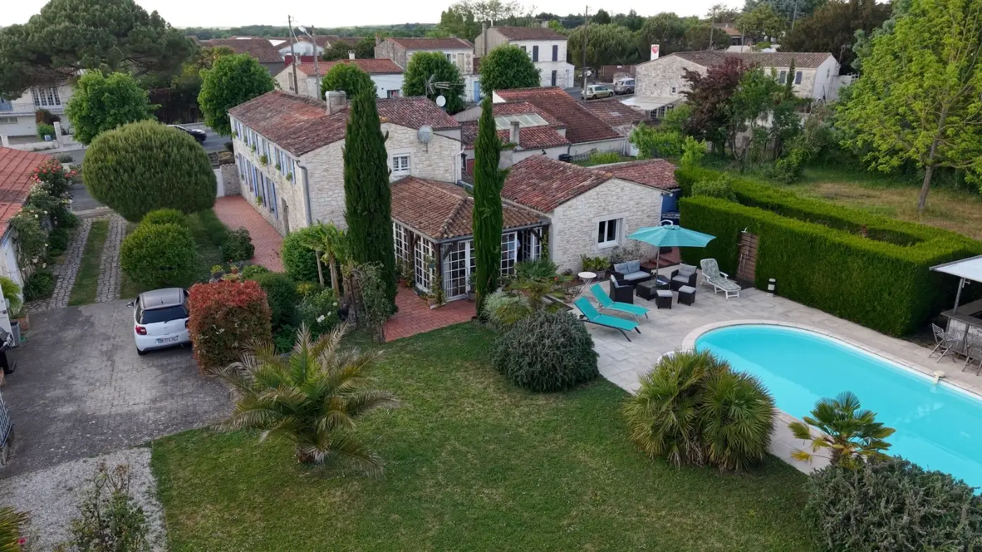 Vue aérienne d'une piscine
