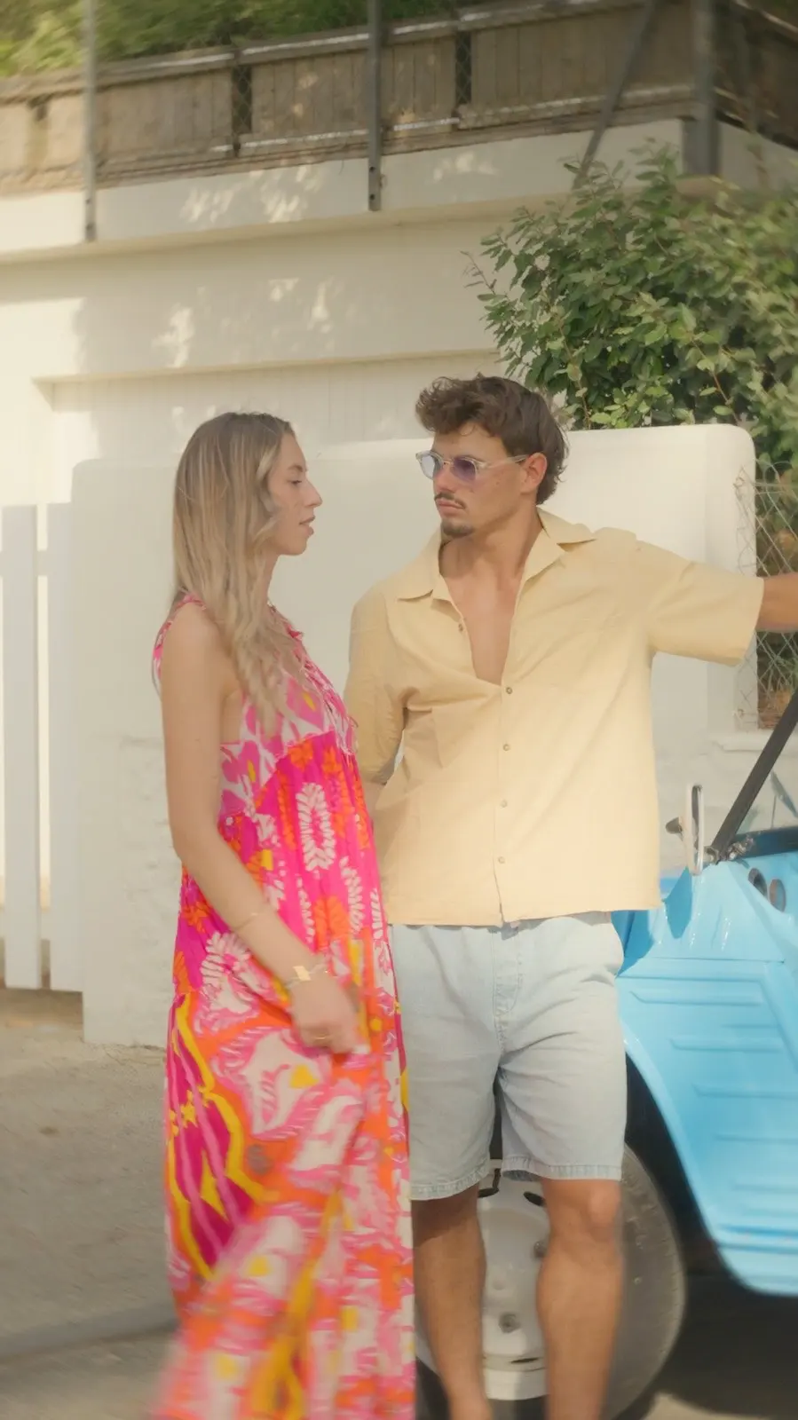 Couple devant une Méhari bleue, spot Paloma x Purple