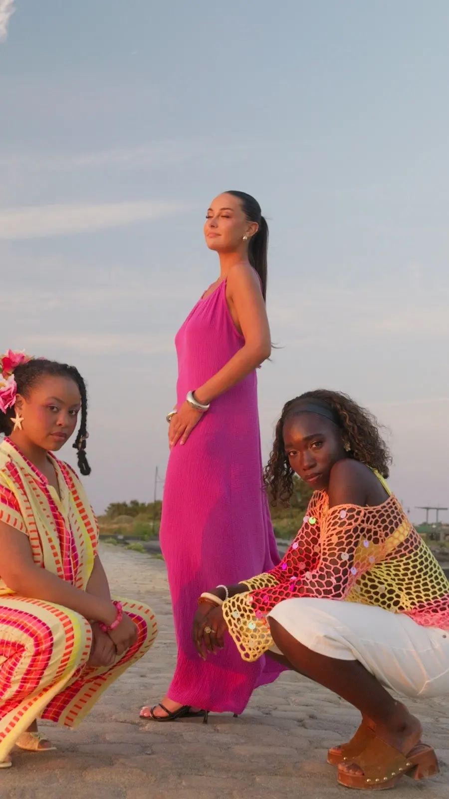 Mannequins en robes colorées en bord de mer