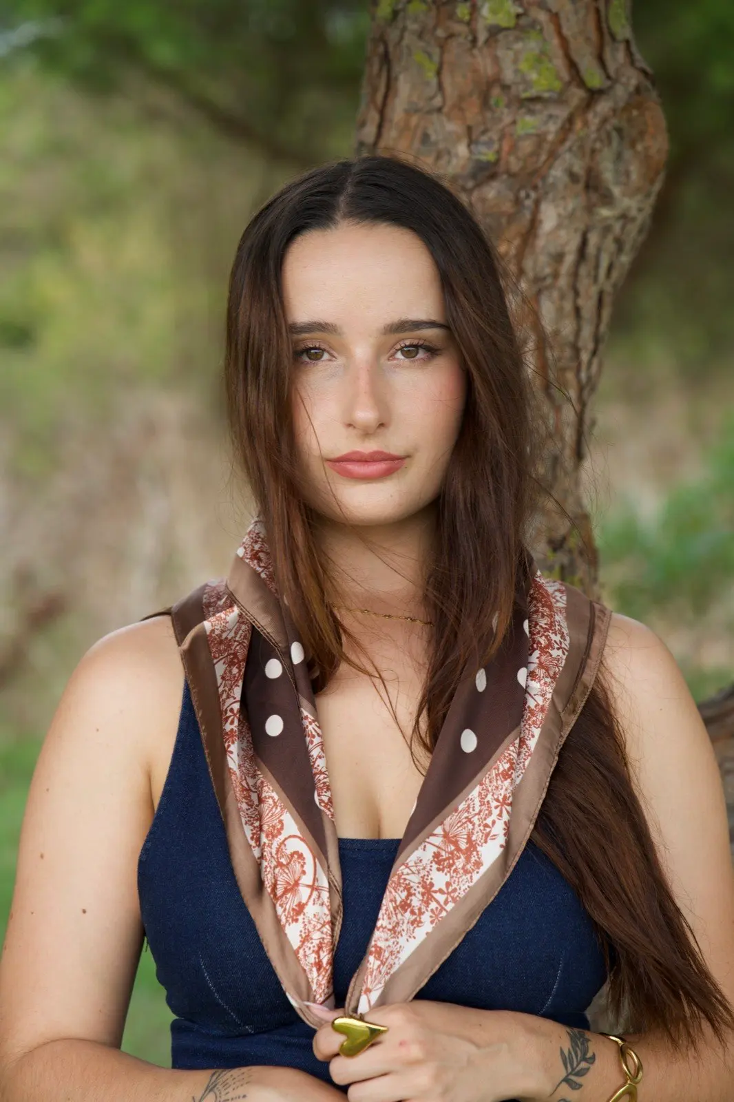 Portrait mode en robe navy et foulard à pois, Maison Salina