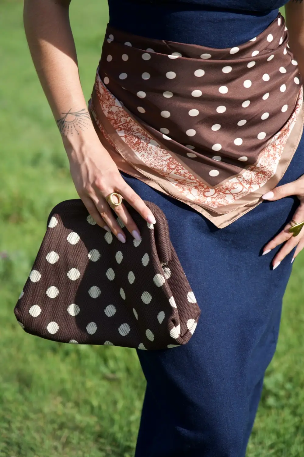 Détail du foulard et du sac à pois